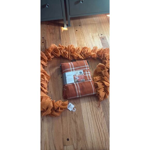 Fall Tablecloth + Orange garland - Picture 1 of 5